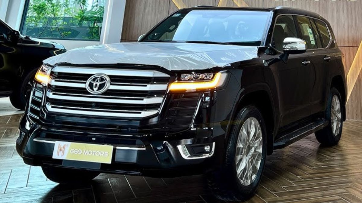 Toyota New Land Cruiser 2025 The King Is Back With Rugged Style, Turbo Hybrid Power & Modern Tech (1)